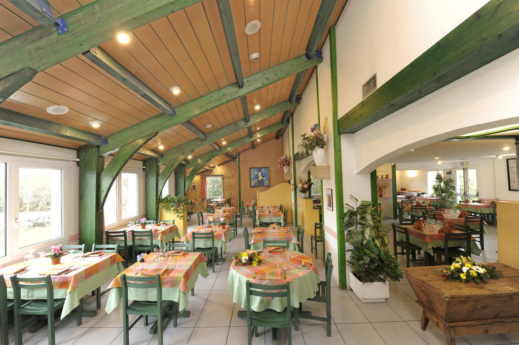 Logis Hotel Le Moulin Des Gardelles Riom Exterior foto