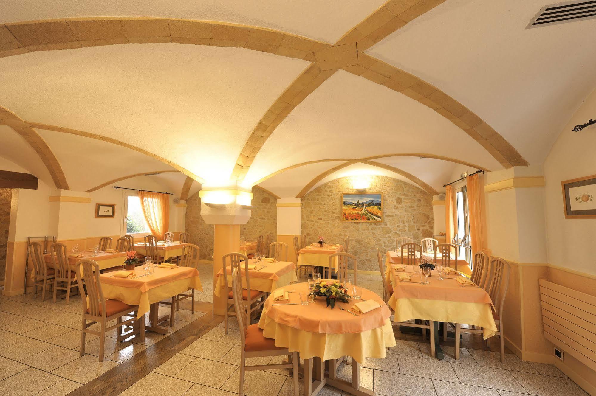 Logis Hotel Le Moulin Des Gardelles Riom Exterior foto